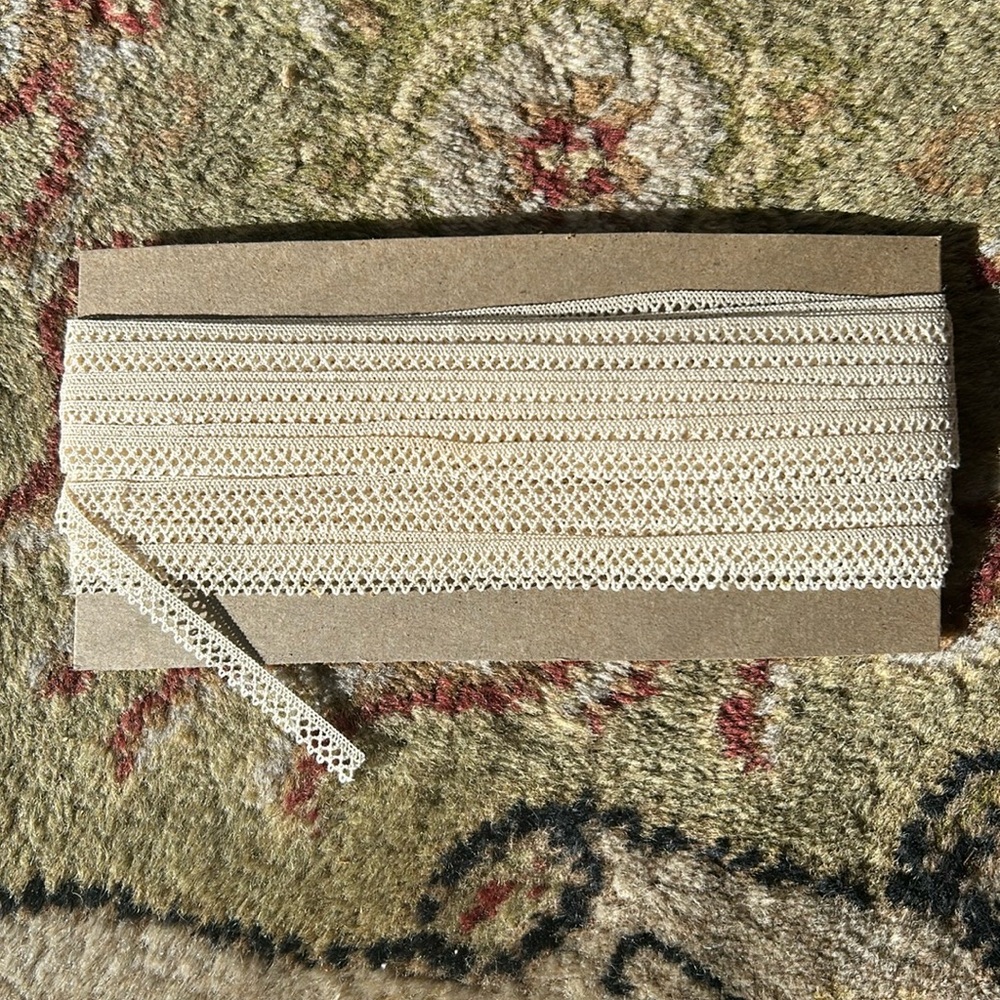 19 yards Delicate lace trim